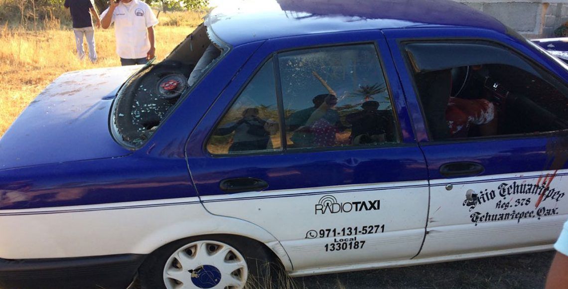 Encuentran tres cadáveres dentro de un taxi en Oaxaca