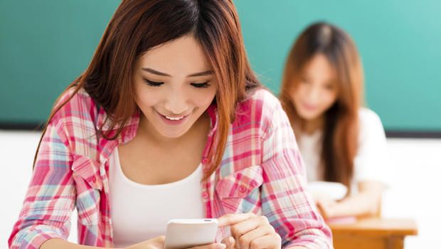 Uso excesivo de celular produce cervicalgia - teen-girl-texting-in-class