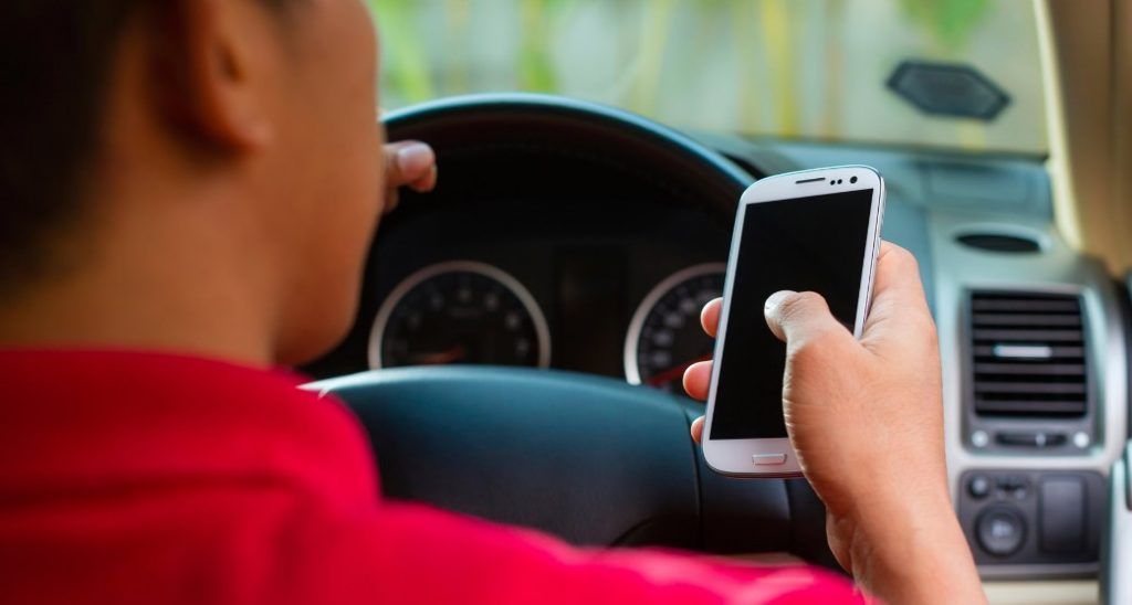 Podrían enviar a la cárcel a quien envíe mensajes mientras conduce - textear-1024x548