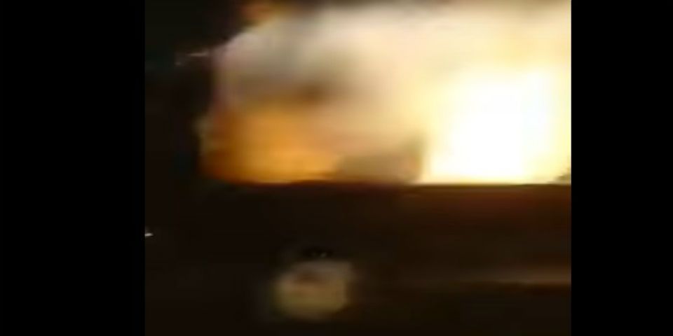 Video: explotan cohetes en camioneta de aficionados de Tigres Video: explotan cohetes en camioneta de aficionados de Tigres
