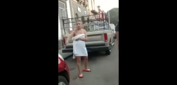 Video: mujer en toalla exige le quiten el inmovilizador a su auto