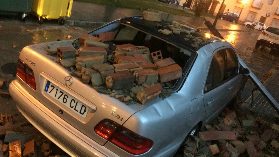 Video: tornado provoca daños en localidad de España - tornado-espana