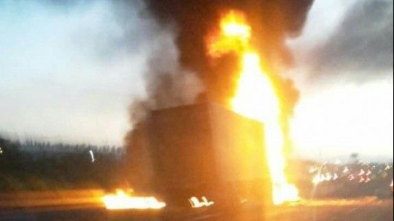 Tráiler choca y se incendia en la autopista Veracruz-Xalapa