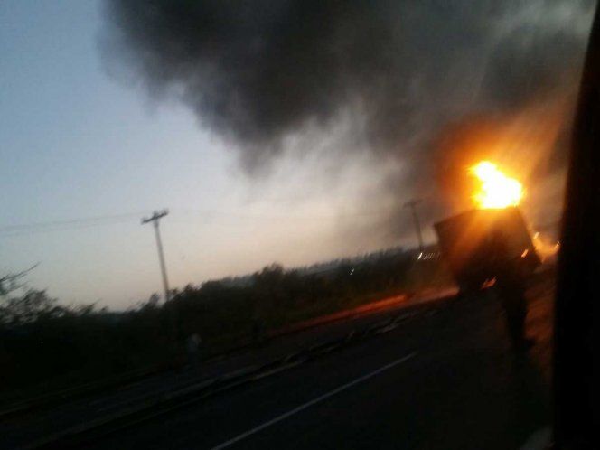 Tráiler choca y se incendia en la autopista Veracruz-Xalapa - trailer-incendiado