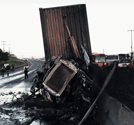 Tráiler choca y se incendia en la autopista Veracruz-Xalapa - trailer-incendiado