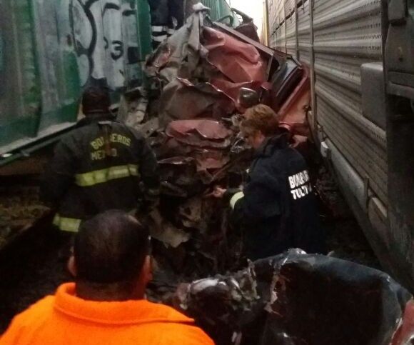 Choque de camioneta contra tren deja un muerto en Tultitlán