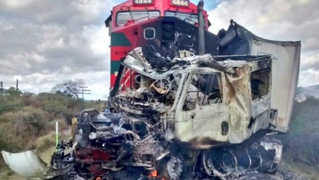 Tráiler se impacta contra tren en Jalisco