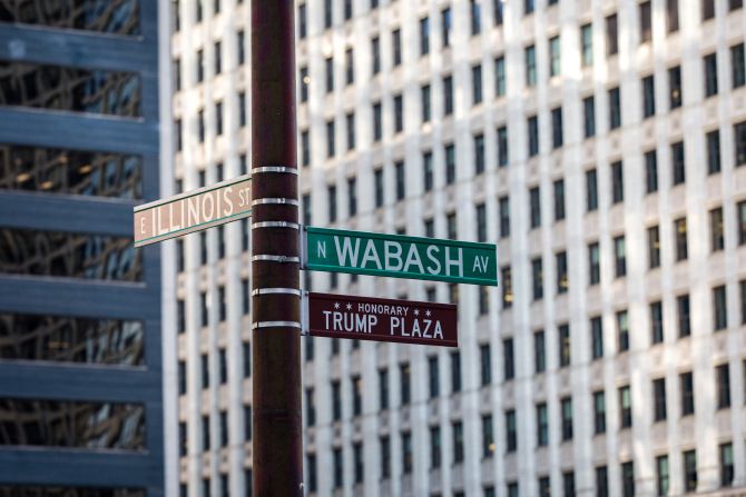 Proponen tapar con “cerdos voladores” letrero de Trump Tower - trump-110216-007_65089076