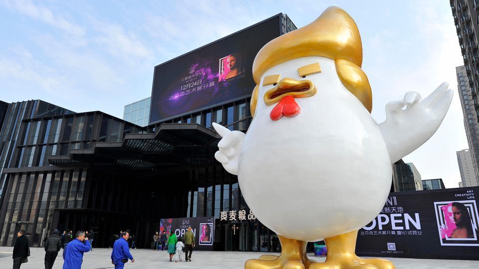 Centro comercial chino se burla de Trump con pollo gigante - trump1