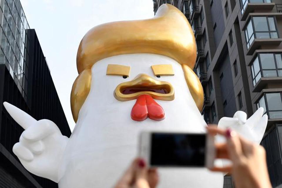 Centro comercial chino se burla de Trump con pollo gigante - trump2