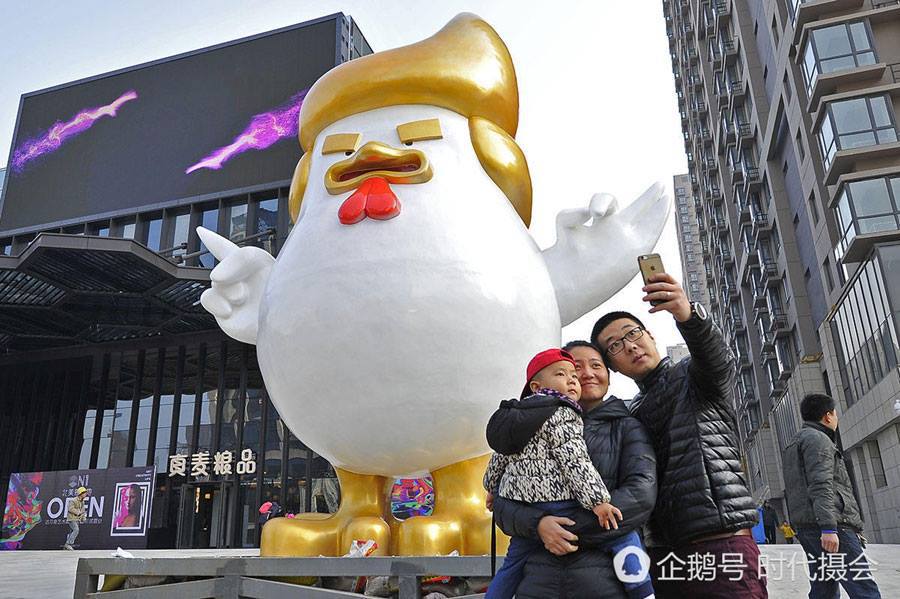 Centro comercial chino se burla de Trump con pollo gigante - trump3