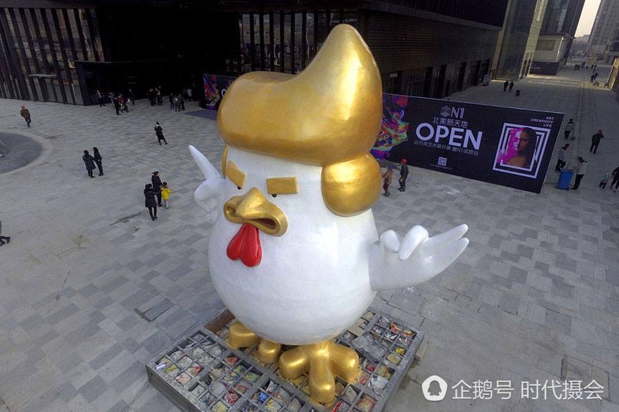 Centro comercial chino se burla de Trump con pollo gigante - trump4