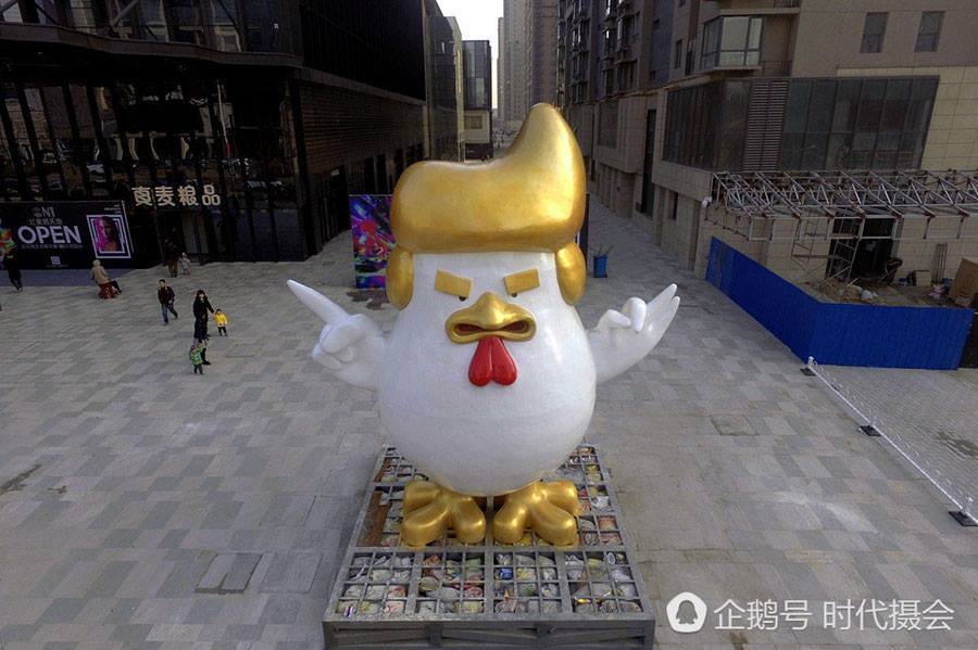 Centro comercial chino se burla de Trump con pollo gigante - trump6