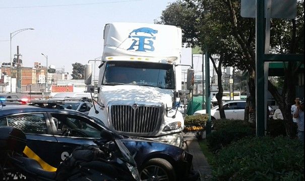 Tráiler tira dos postes en Cuauhtémoc - tráiler-4