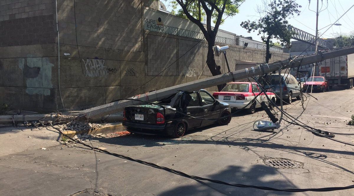 Tráiler tira dos postes en Cuauhtémoc