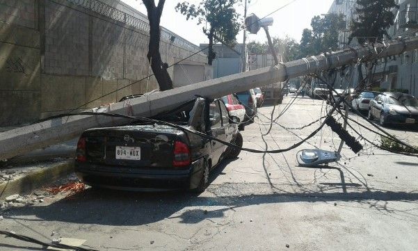 Tráiler tira dos postes en Cuauhtémoc - tráiler