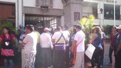 Comerciantes toman Ayuntamiento de Cuernavaca en apoyo a Blanco - tsj-483x272