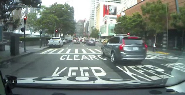 Graban a Uber autoconducido pasándose una luz roja en San Francisco