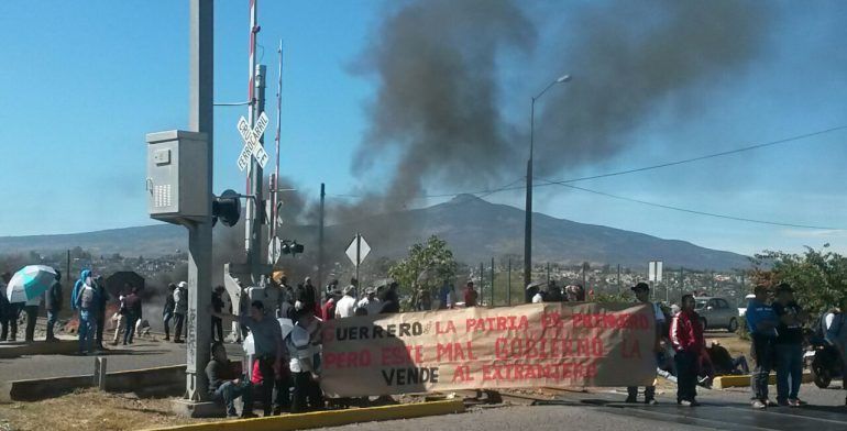CNTE bloquea paso del tren en Morelia