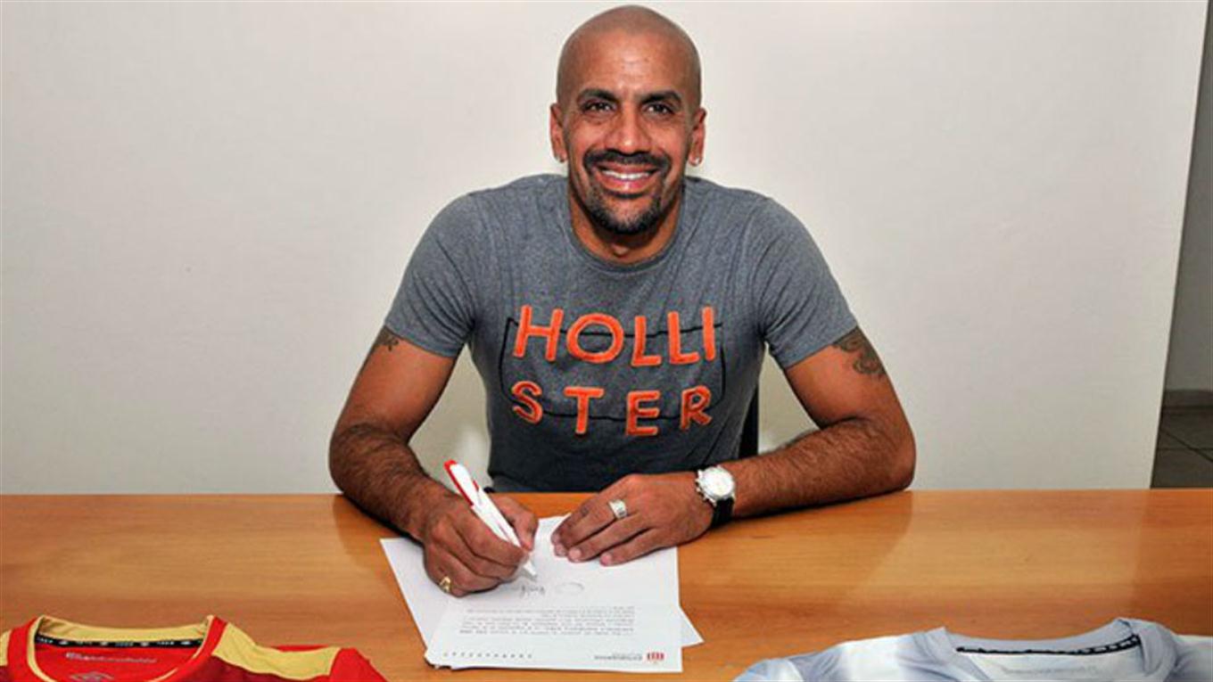 Verón se contrata a sí mismo como jugador - veron