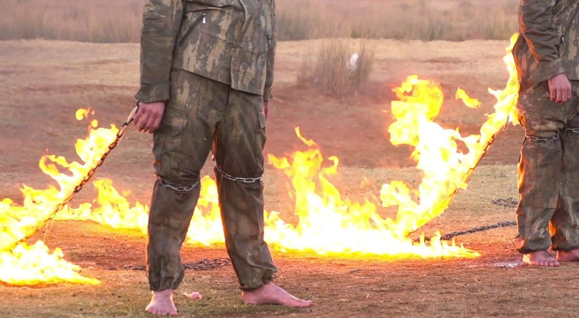 Video: Estado Islámico graba cómo quema a dos soldados vivos