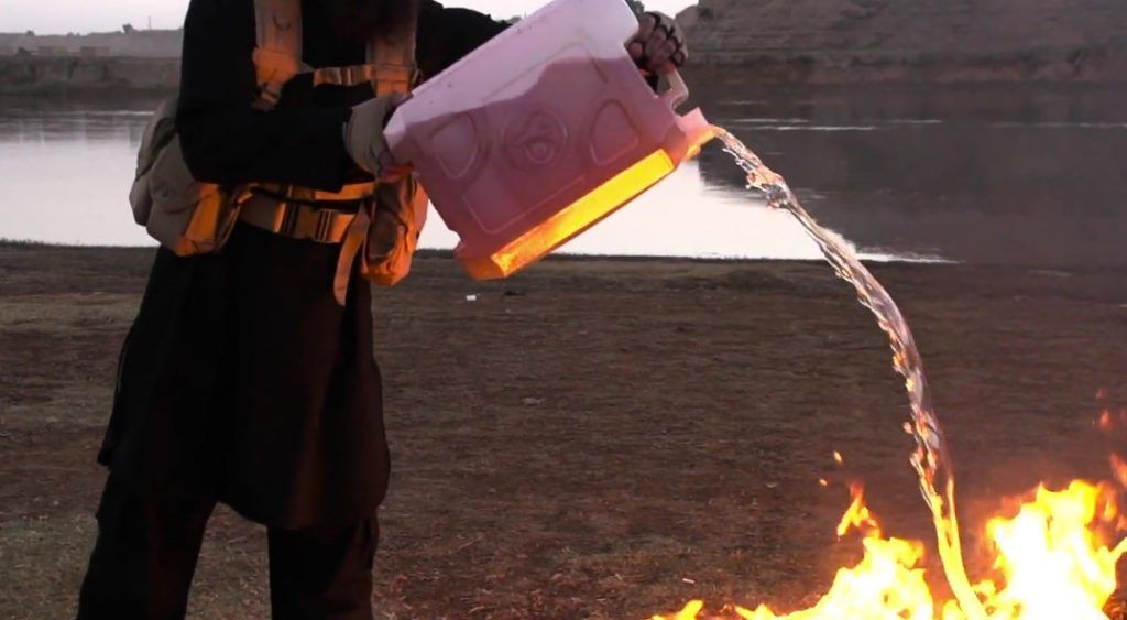 Video: Estado Islámico graba cómo quema a dos soldados vivos - video-isis-11-1024x563