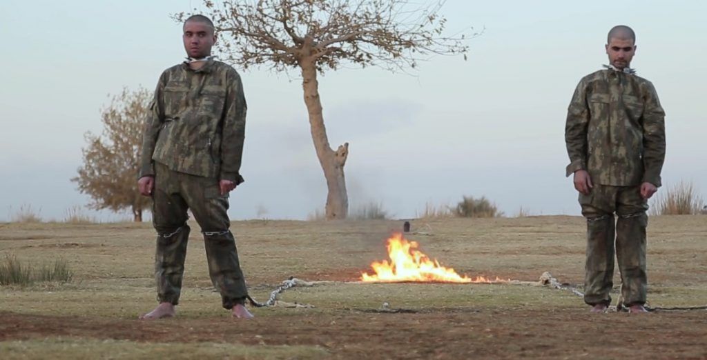 Video: Estado Islámico graba cómo quema a dos soldados vivos - video-isis-9-1024x522