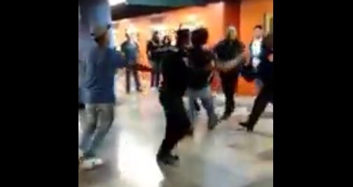 Video: pelea entre vagoneros y policías en Metro  de la Ciudad de México