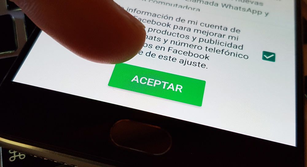 Acusación millonaria de la Comisión Europea a Facebook - whatsapp-facebook-2
