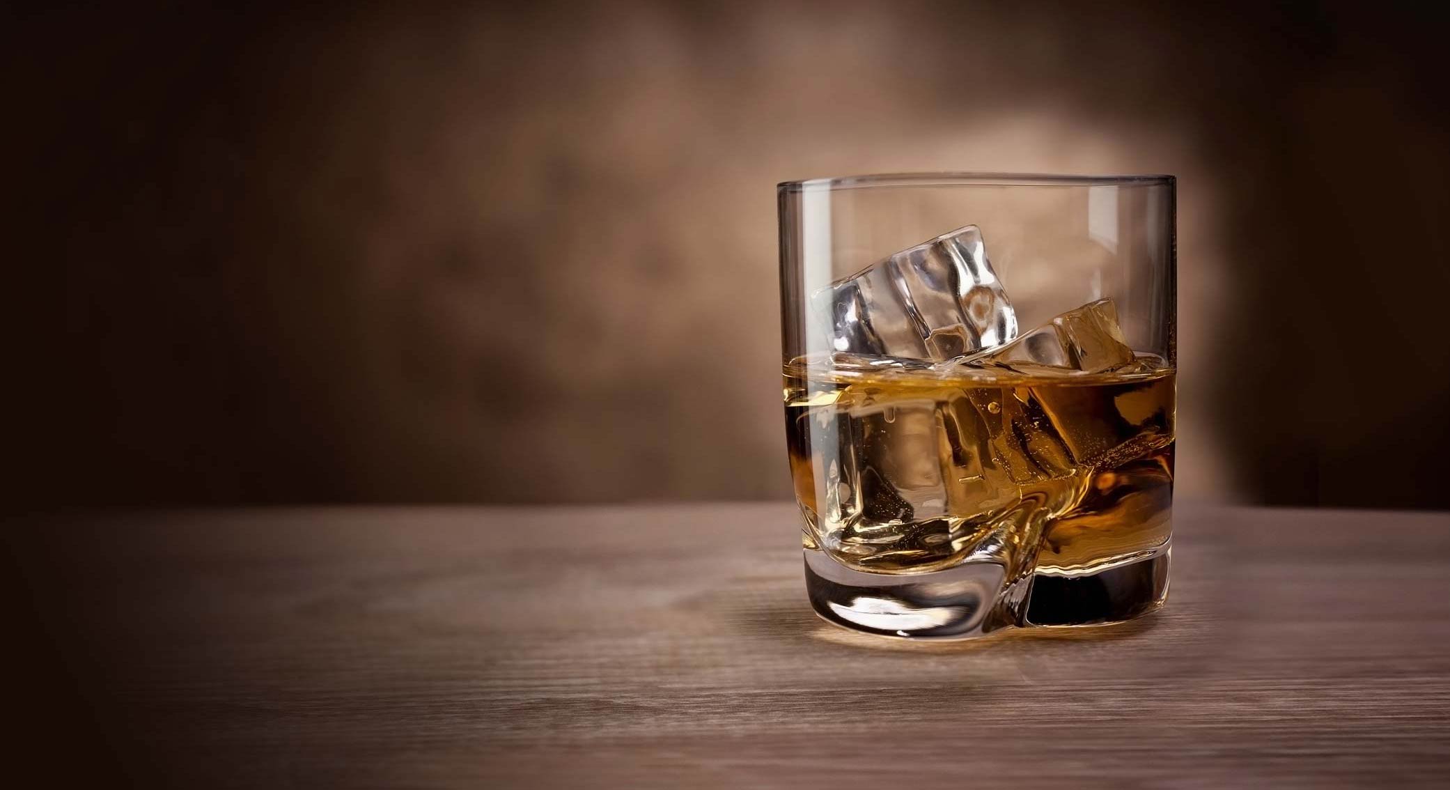 ¿Cuál es la diferencia entre whiskey, whisky y bourbon?