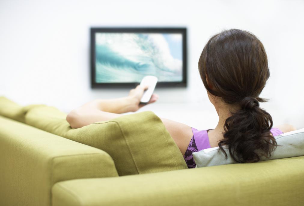 Los electrodomésticos que consumen más energía - woman-watching-television