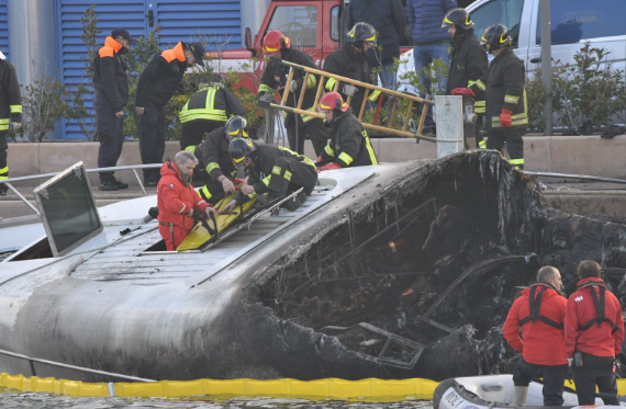 Mueren 3 personas al incendiarse un yate en Italia - yate-italia-3