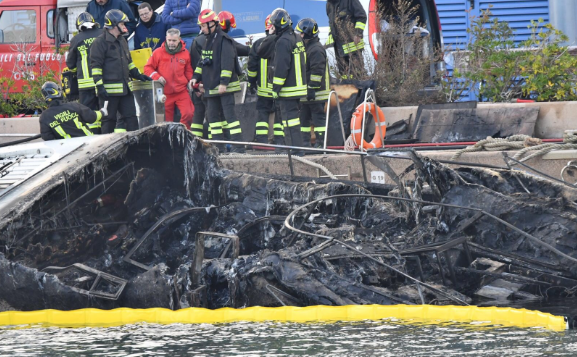 Mueren 3 personas al incendiarse un yate en Italia - yate-italia-4