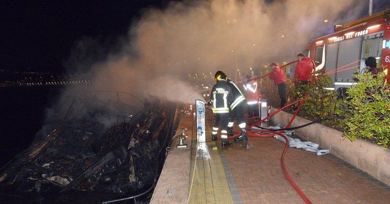 Mueren 3 personas al incendiarse un yate en Italia