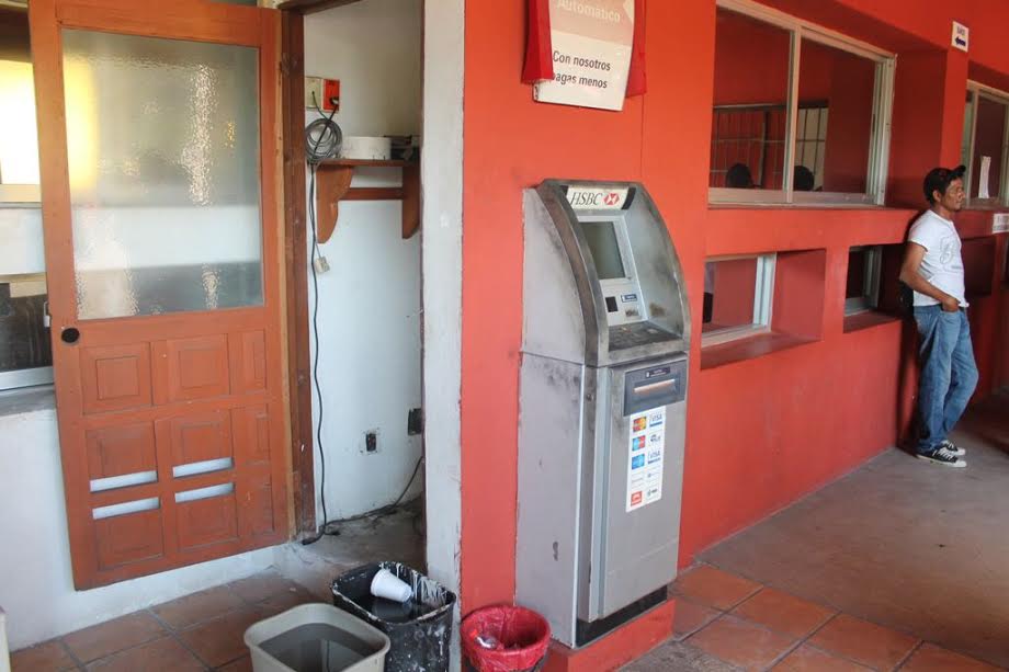 Ladrones intentan robar un cajero en el Palacio Municipal de Zihuatanejo - zihuatanejjo-2