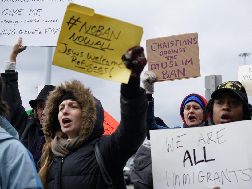 Protestas en aeropuertos de EE.UU. contra mandato de Trump - 02