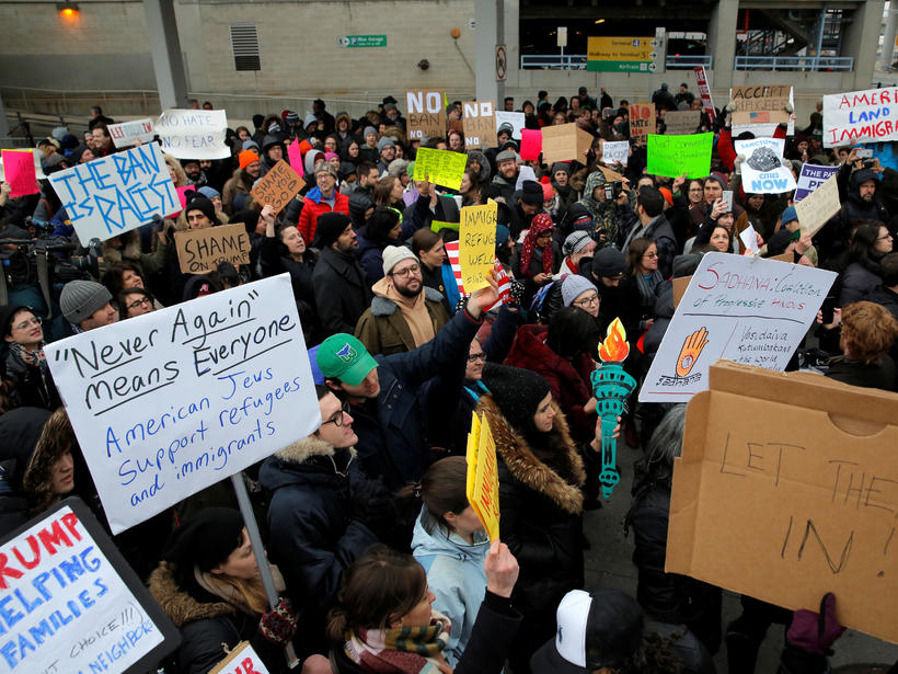 Protestas en aeropuertos de EE.UU. contra mandato de Trump - 04