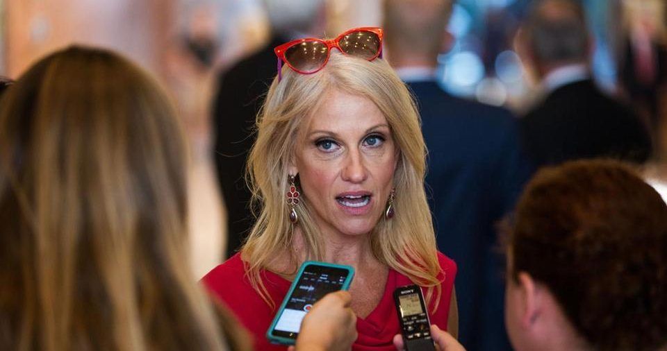 Diccionario se burla de consejera de Trump