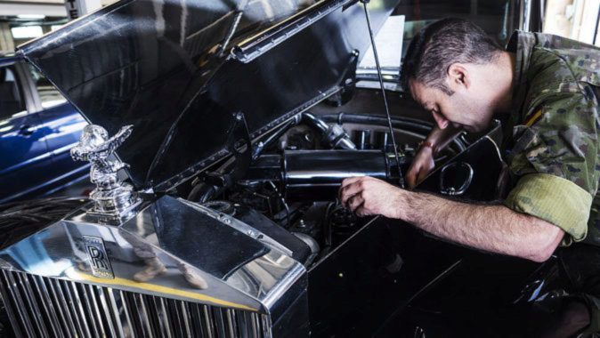 Los coches históricos que la Guardia Civil repara para el rey