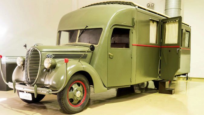 Los coches históricos que la Guardia Civil repara para el rey - 14828473191903_674x0