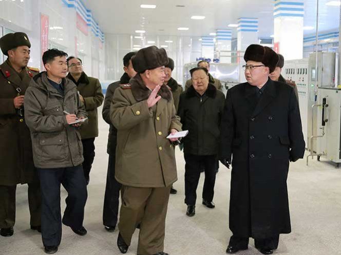 Kim Jong-un vuelve a cojear en un acto público - 1602356