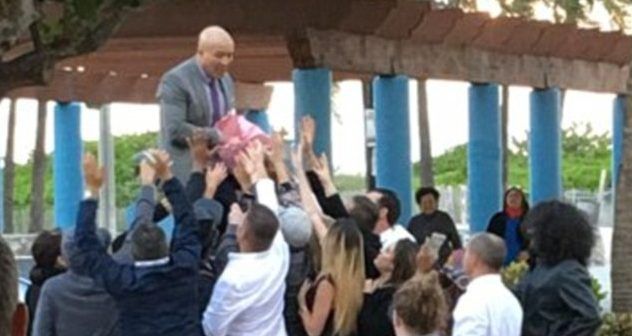 Video: hombre roba banco en Miami y regala el dinero