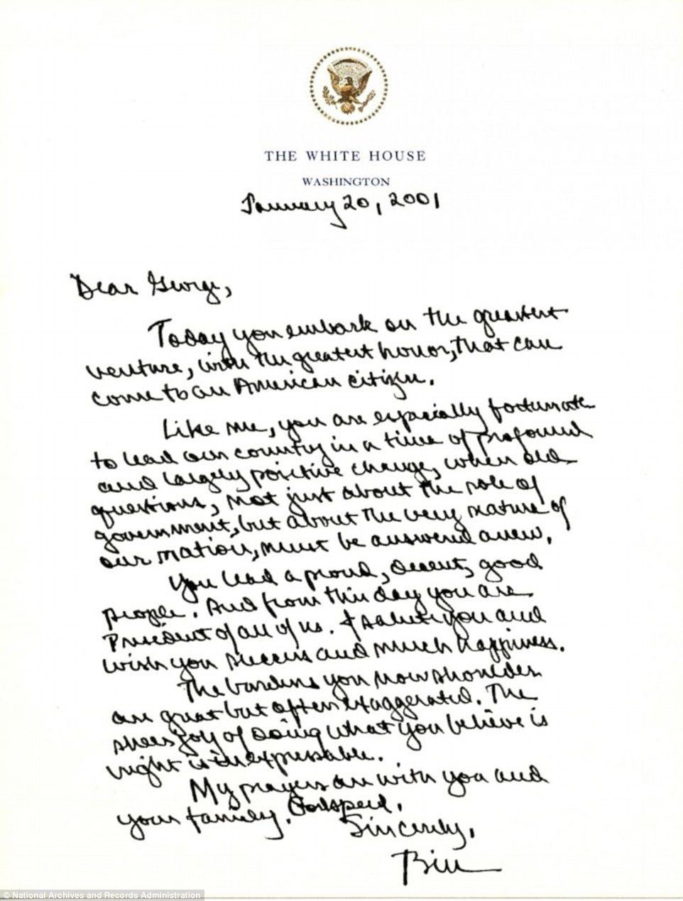 Revelan las cartas que Clinton le escribió a Bush y Bush a Obama - 3C521D1F00000578-4140530-Former_President_Bill_Clinton_wrote_a_letter_to_incoming_Preside-a-20_1484926814059