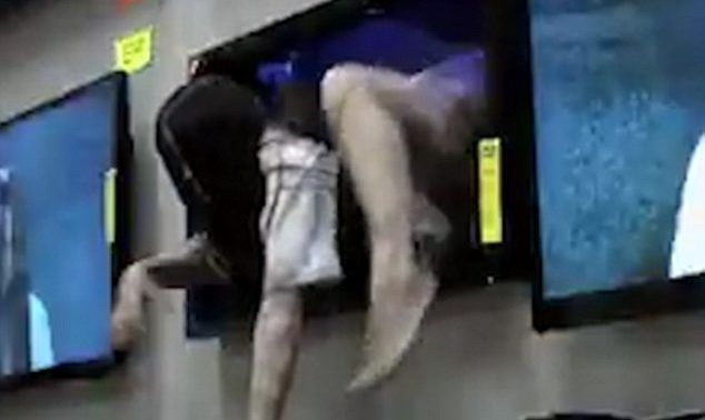 Video: niña de ‘El Aro’ sale de televisor para asustar a clientes