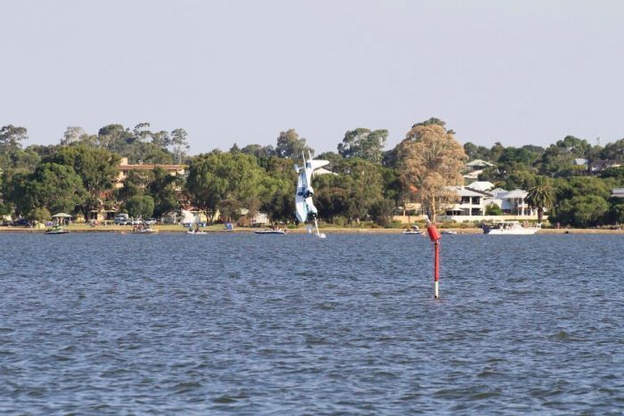 Video: avión pequeño se estrella en Australia