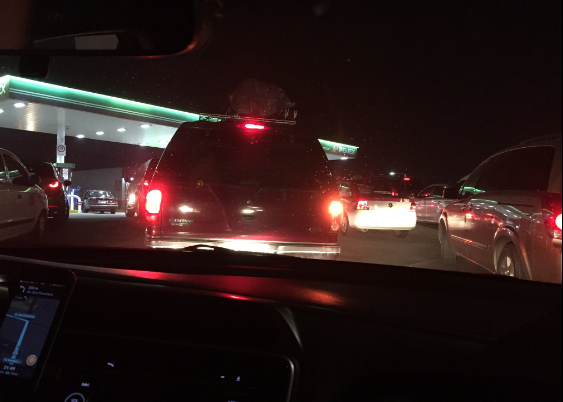 Compras de pánico en gasolineras horas antes del cambio de año - @rayitogalvan