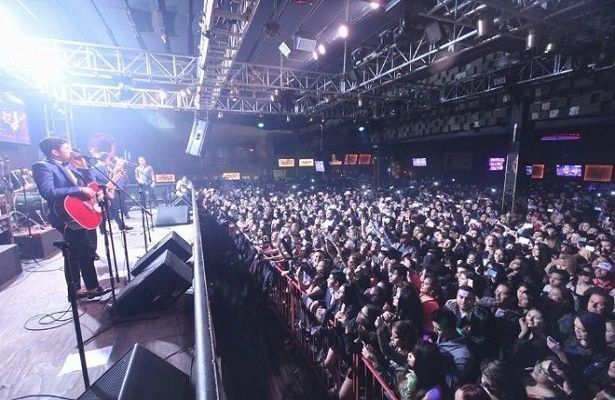 Video: integrante de banda golpea a fan