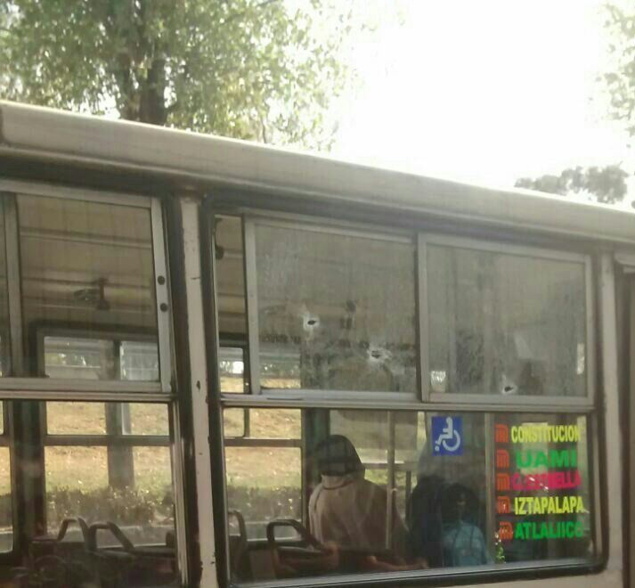 Policía frustra asalto a microbús en Iztapalapa