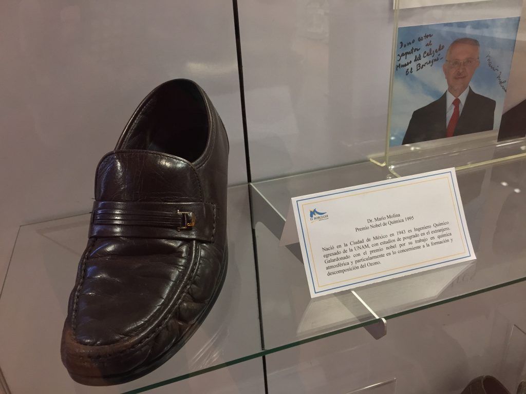 Un museo de zapatos famosos en el Centro Histórico - Así-calza-un-premio-Nobel-1024x768