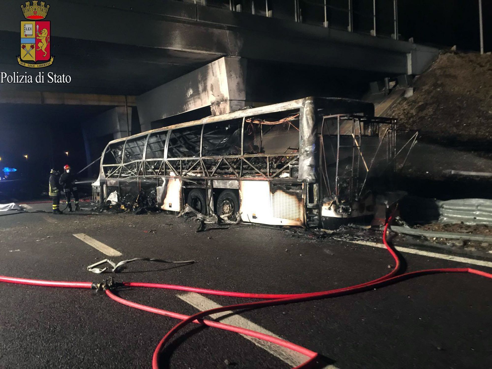 Al menos 16 muertos al estrellarse autobús en Italia